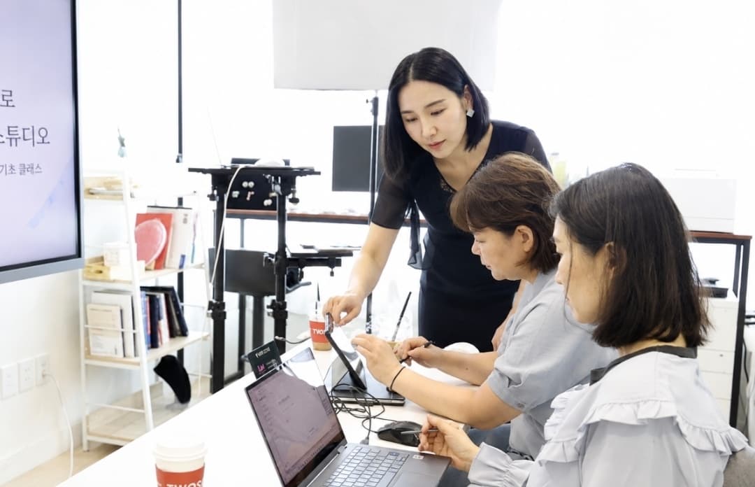 스튜디오에서 노트북을 함께 보며 진행하는 AI 실무 활용 수업 현장