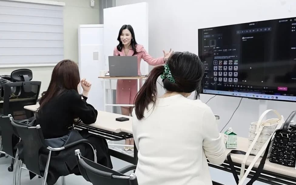 대형 화면으로 채널 운영 화면을 보며 진행하는 SNS 브랜딩 전략 강의 현장