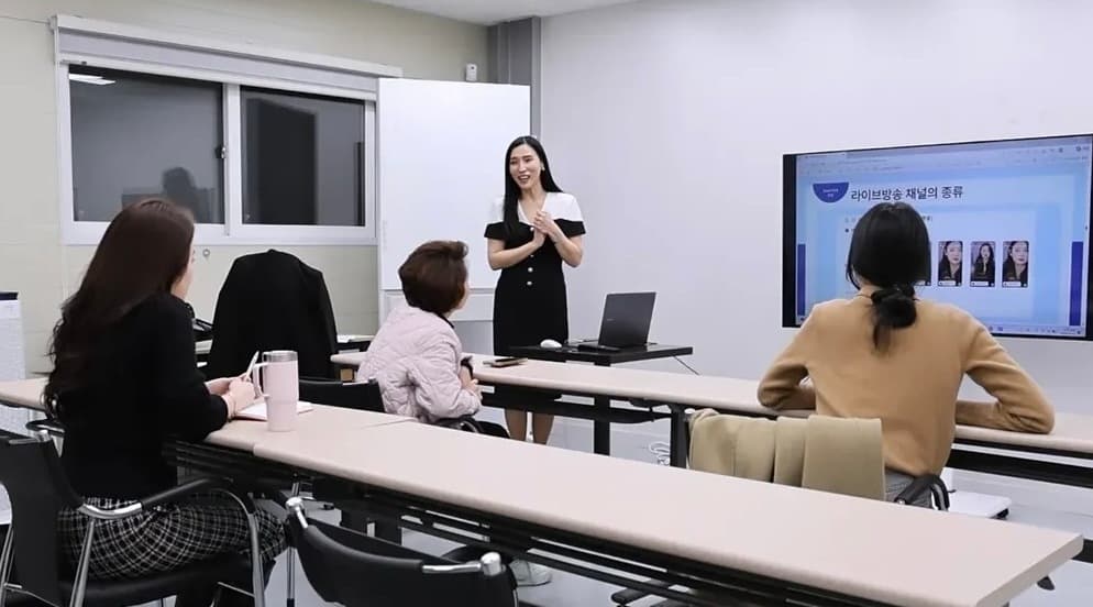라이브 방송 채널 종류를 설명하며 진행하는 콘텐츠 제작 강의 현장