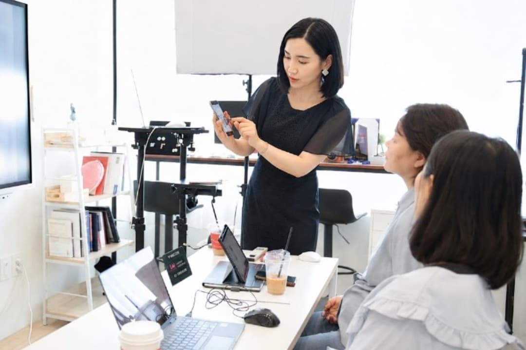 스마트폰으로 시연하며 수강생들과 함께 진행하는 실습 수업 현장