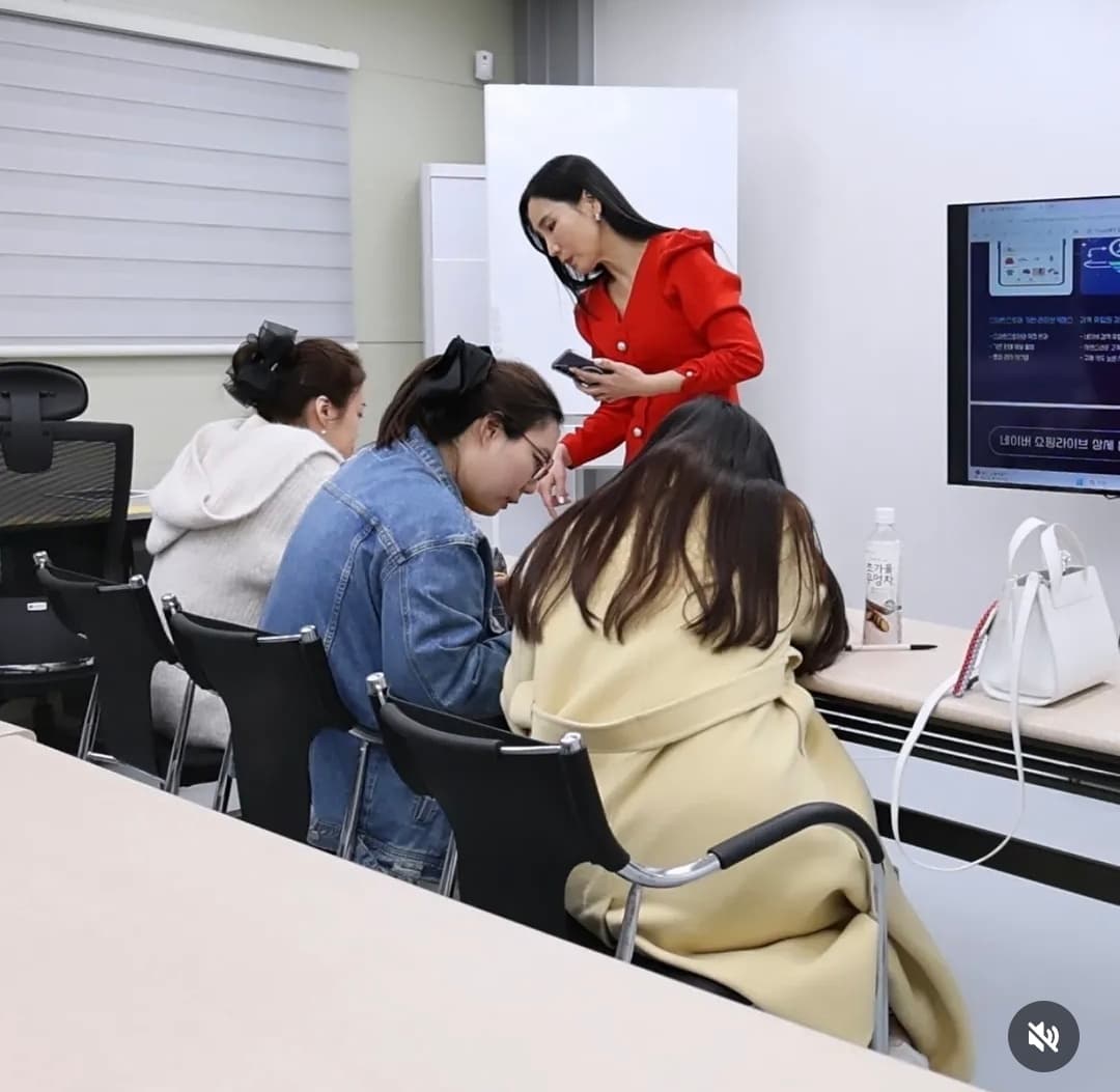수강생들과 함께 채널 운영 전략을 살펴보는 SNS 브랜딩 수업 현장